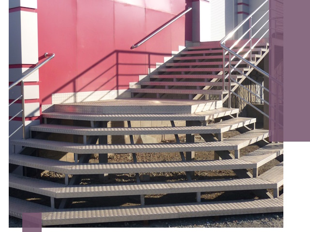 Лестницы для магазина в Хабаровске — изготовление и монтаж