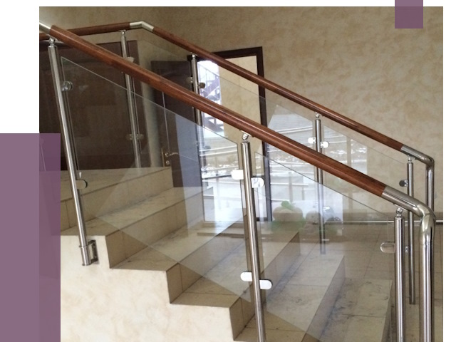 Комбинированные перила из металла и дерева в Хабаровске