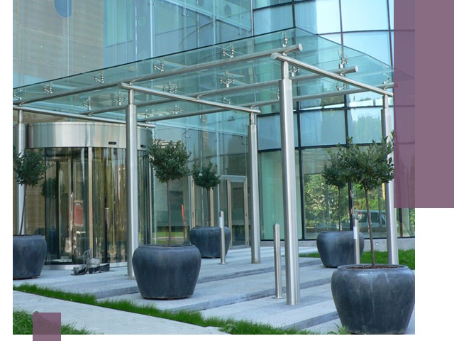 Навесы из стекла на заказ в Хабаровске — монтаж и установка