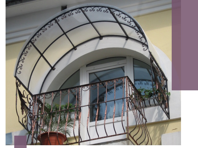 Козырьки над балконом в Хабаровске — изготовление и монтаж