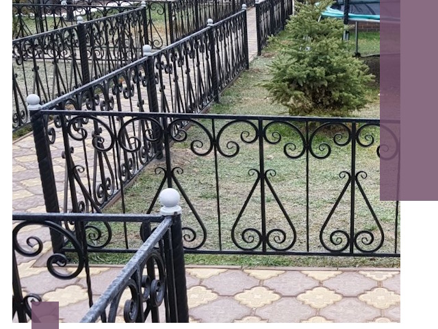 Кованые газонные ограждения под ключ в Хабаровске